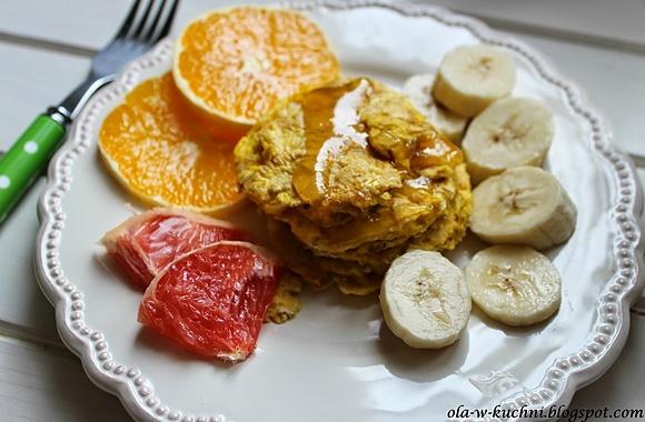 Omlet z płatkami owsianymi miodem i owocami