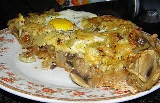 Domowa żytnio-pszenna pizza z pieczarkami, czosnkiem, cebulą serem i sosem chilli
