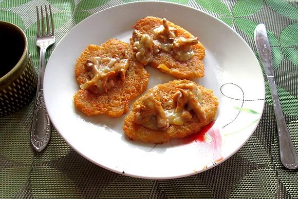 Placki ziemniaczano-marchewkowe z sosem kurkowym