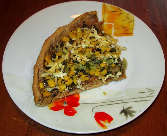 Pizza z pieczarkami i kukurydzą