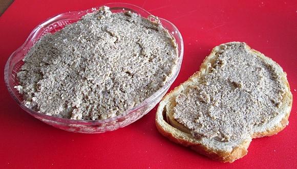 Pasta sojowa z pieczarkami i orzechami