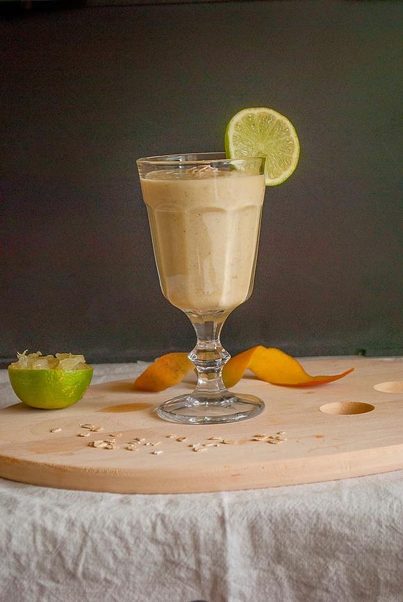 Śniadaniowy koktajl z mango, bananem i płatkami owsianymi