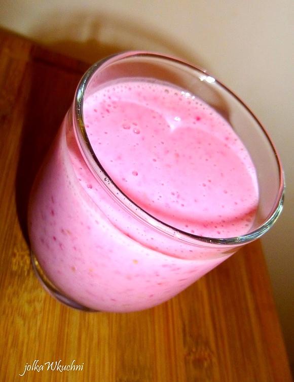 Śniadaniowy shake malinowy z otrębami