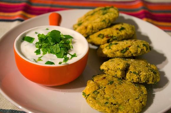 Pieczone falafel z dwoma sosami