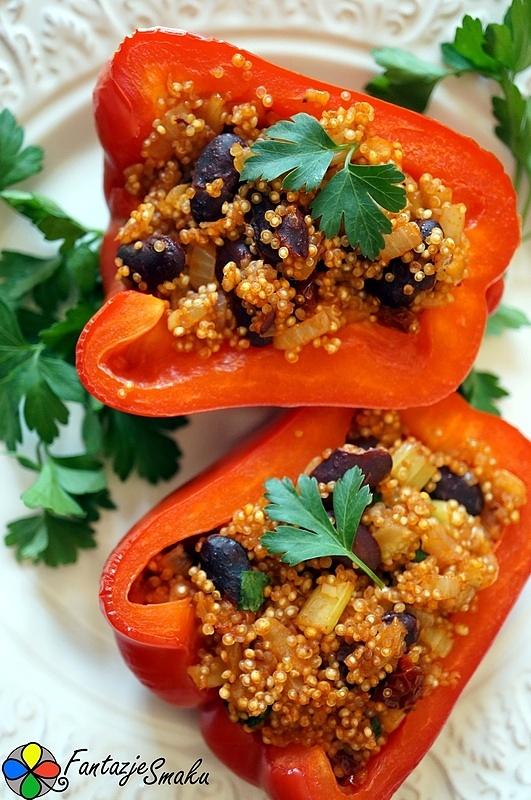 Papryka zapiekana z quinoa i czerwoną fasolą