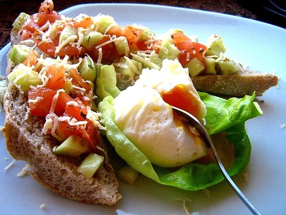 Bruschetta po polsku z jajkiem i parmezanem