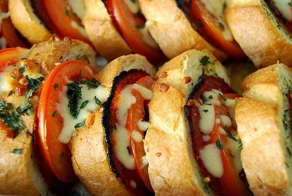 Zapiekanka z bułką paryską i salami