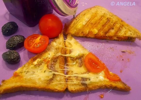 Zapiekane tosty z serem i sardelą