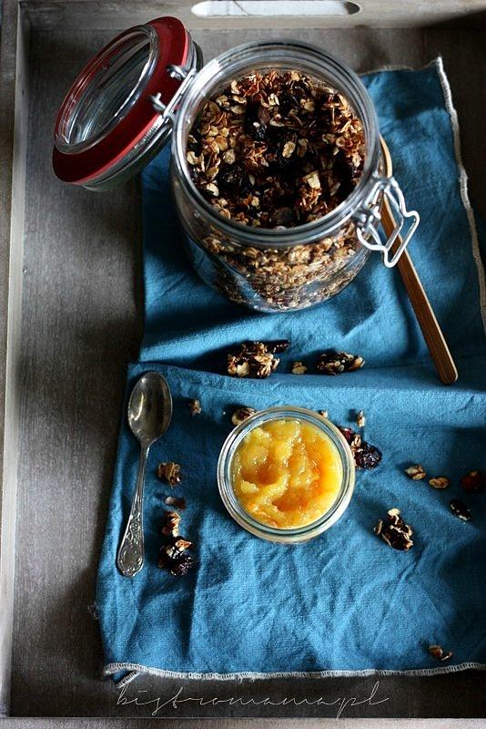 Granola z orzechami i żurawiną