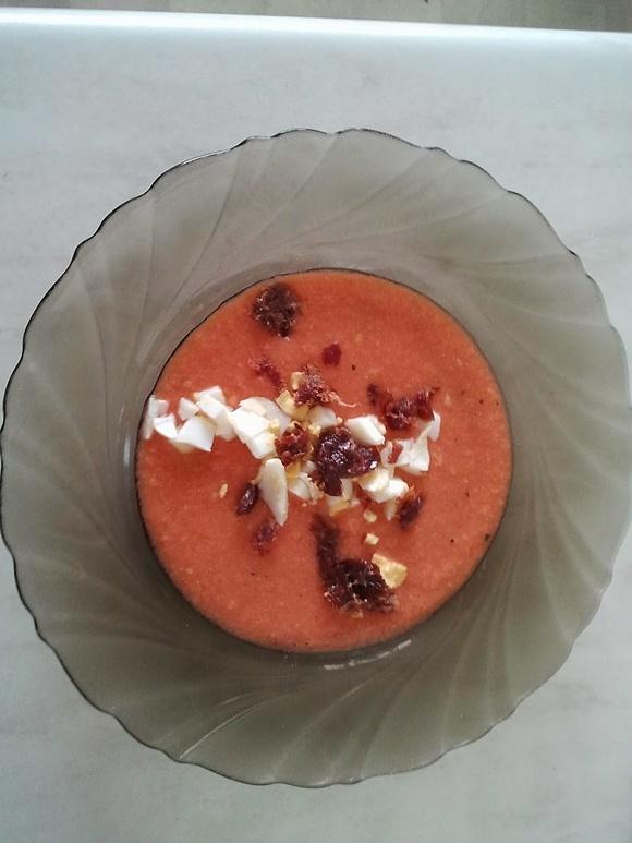 Salmorejo hiszpański chłodnik pomidorowy z Jamón Serrano i jajkiem