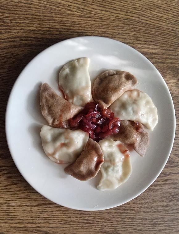 Pierogi brokułowe z konfiturą cebulową