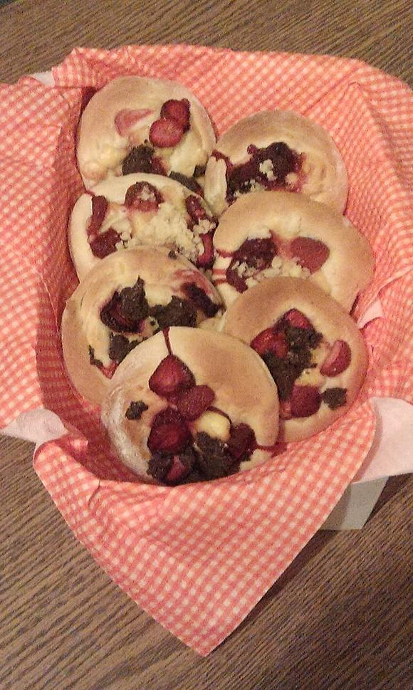 Drożdżówki z budyniem, truskawkami i kruszonką
