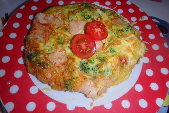 Frittata z brokułami, szynką i pomidorami