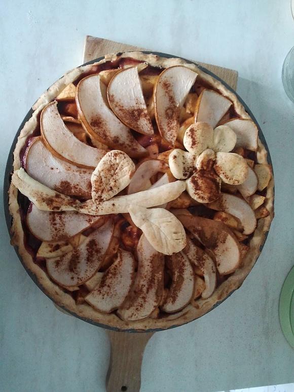 Tarta z jabłkami i gruszkami oraz espresso z ajerkoniakiem
