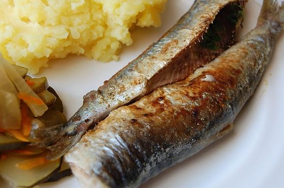Smażone śledzie z patelni z chrupiącą skórką