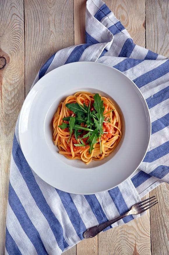 Makaron linguine z kremowym sosem pomidorowym z Gorgonzolą