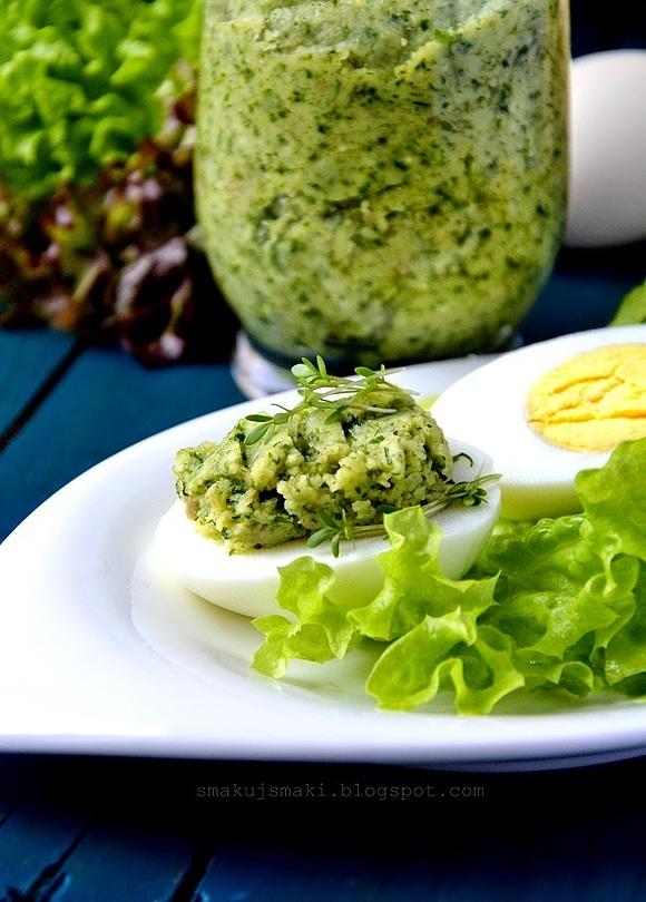 Jajka z pesto pietruszkowo-rzeżuchowym