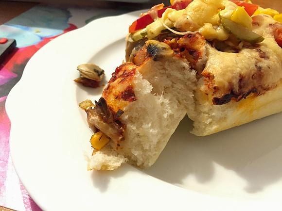 Idealne ciasto na pizzę z dodatkami i sosem czosnkowym