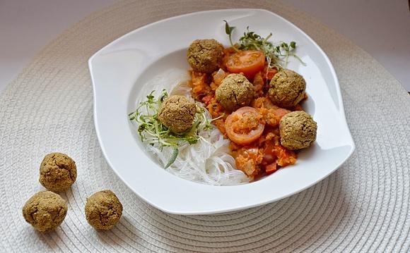 Wegańskie spaghetti z sojowymi pulpecikami