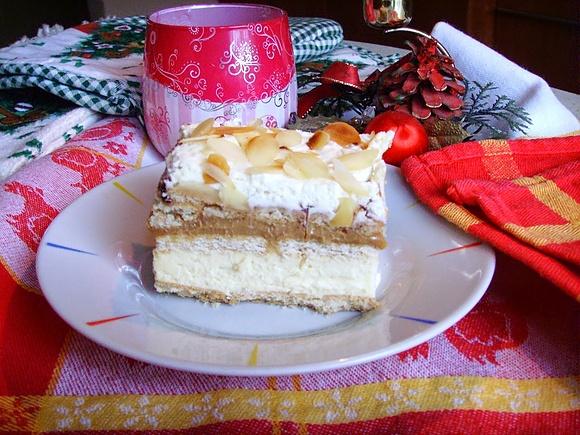 Ciasto na zimno na herbatnikach z masą krówkową i bitą śmietaną