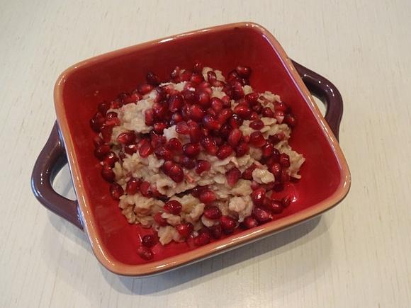 Owsianka z granatem na mleku roślinnym
