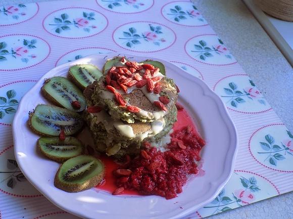 Banano-awokadowe pancakes z sosem malinowym, tahini, jagodami goji i kiwi