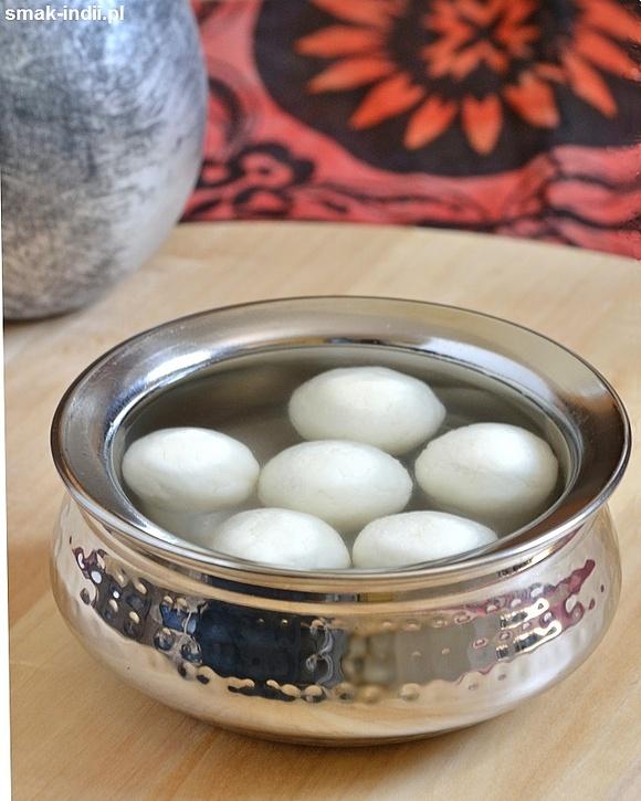 Rasgulla - tradycyjny indyjski deser z sera paneer