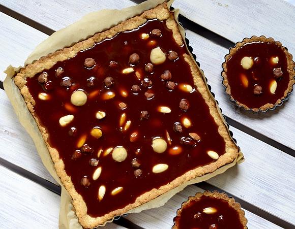 Mazurek czekoladowo karmelowy z orzechami