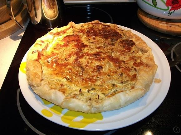 Tarta cebulowa z boczkiem i śmietaną