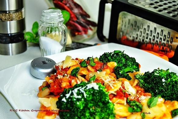 Orecchiette z fasolką i brokułami