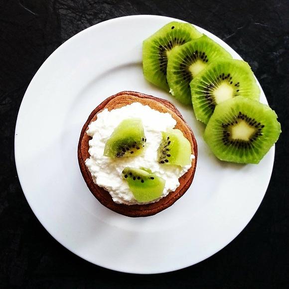 Żytnie placuszki czekoladowe z twarożkiem kokosowym i kiwi