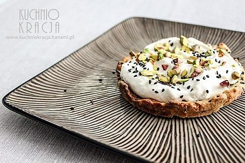 Mazurek z kremem sezamowym i pistacjami na Wielkanoc