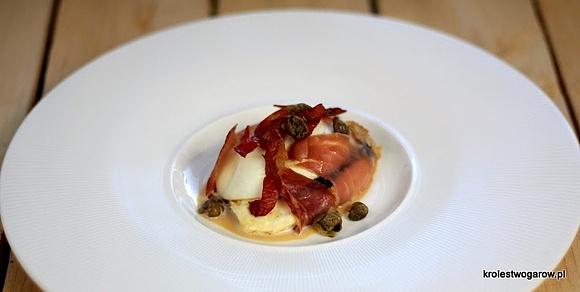 Mozzarella w szynce serrano z pomidorami suszonymi i kaparami zapiekana