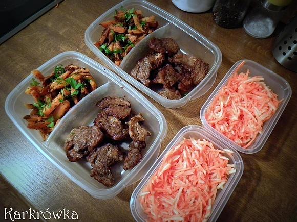 Lunch boxy do pracy z mięsem, pierogami i warzywami