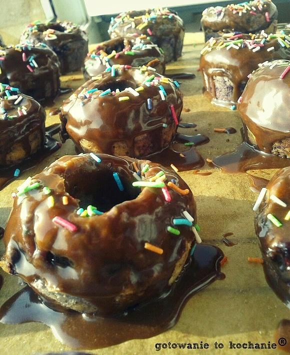 Pieczone mini donuts z jagodami i polewą z Nutelli