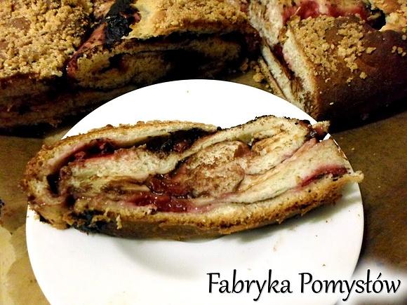 Zawijaniec drożdżowy z budyniem, czekoladą i wiśniami