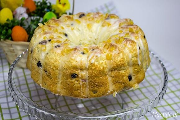 Babka drożdżowa z rodzynkami i skórką pomarańczową