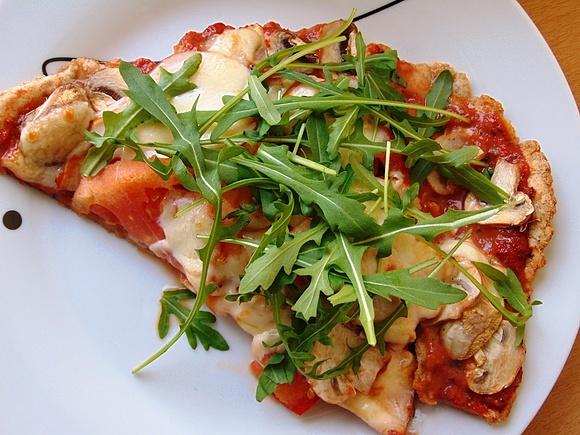 Pizza na cieście pełnoziarnistym z pieczarkami, kurczakiem, pomidorem, mozzarella i rukolą