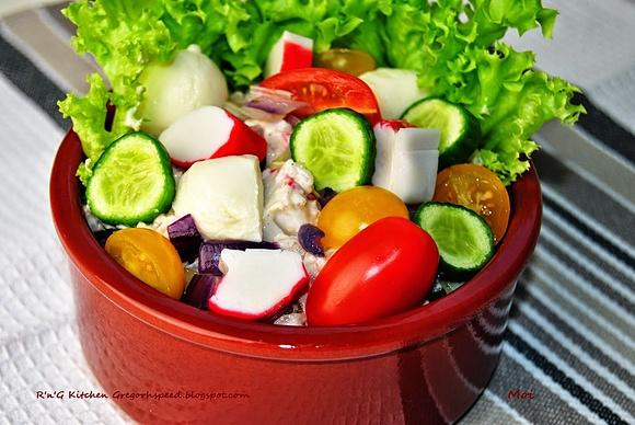 Sałatka ryżowa z surimi