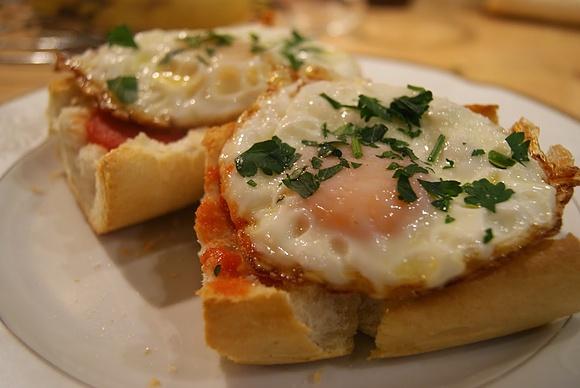 Pieczona bagietka z pastą pomidorową i jajkiem
