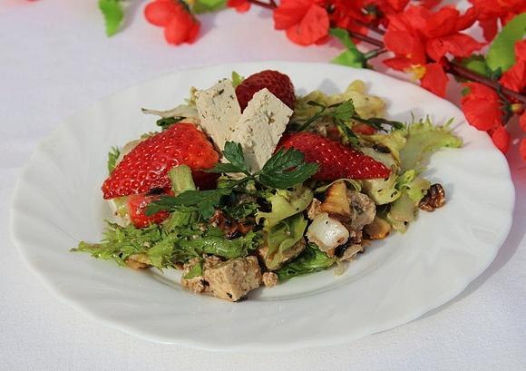 Sałatka z tofu i truskawkami na wiosnę