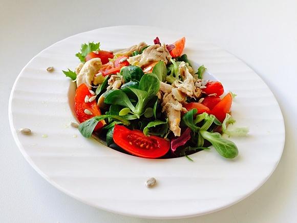 Fit sałata – 200 kcal i sycąca na wiosnę
