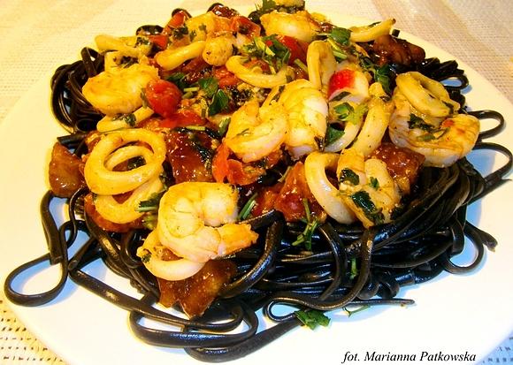 Czarny makaron linguine z owocami morza i halibutem w sosie sojowo-czekoladowym