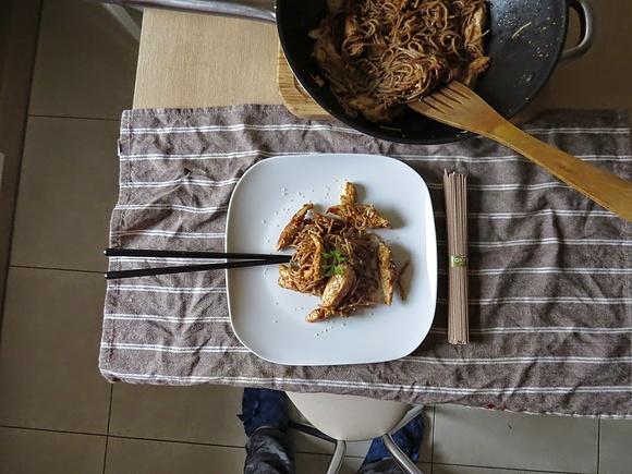 Makaron soba z czerwonym pesto z suszonych pomidorów