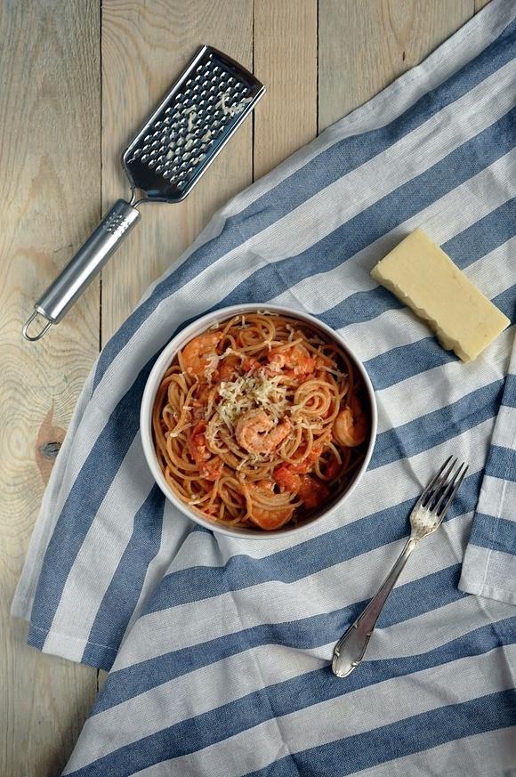 Pełnoziarniste spaghetti z krewetkami i papryką w sosie pomidorowym z serem cheddar