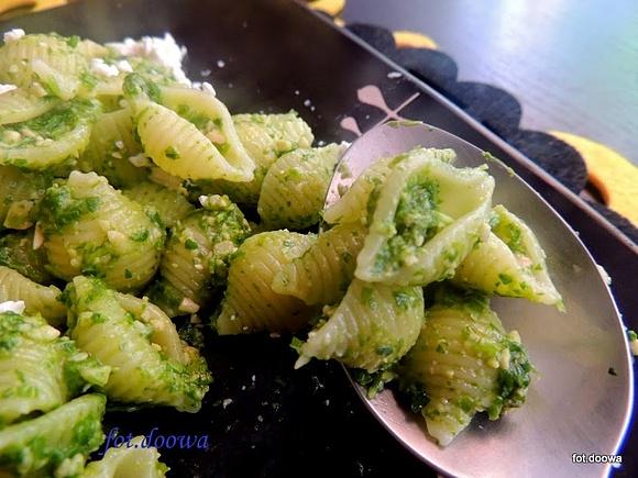 Muszelki z pesto z rukoli i fetą