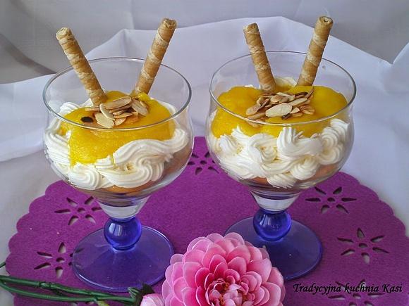 Deser z mango mascarpone i prażonymi migdałami