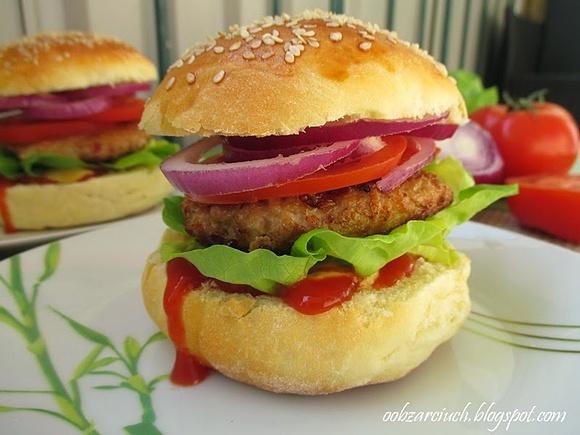 Domowe burgery z sałatą, pomidorem i cebulą