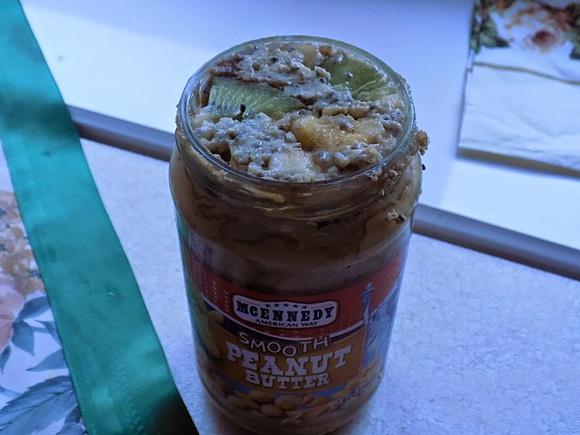 Owsianka z chia, bananem i kiwi w słoiczku na wynos