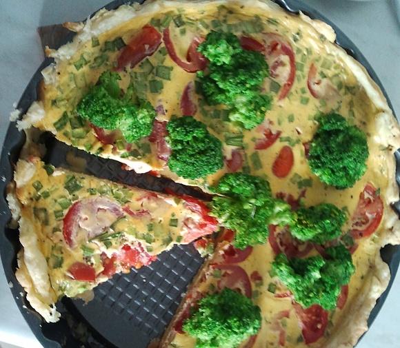 Wiosenna tarta na cieście francuskim z pomidorami i brokułami